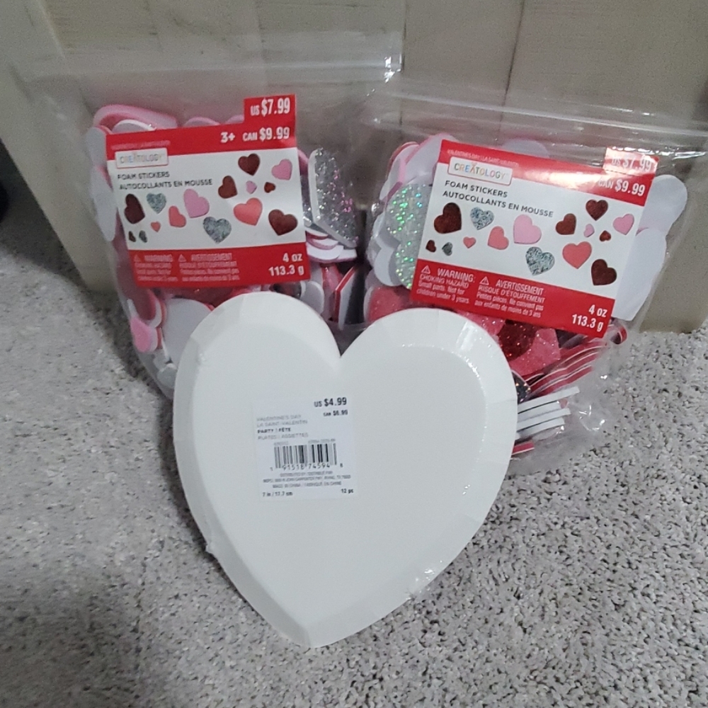 NWT  VALENTINE PARTY SUPPLIES - Picture 3 of 4